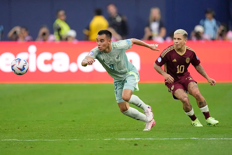 Carlos Rodriguez eyes the ball in front of Yefferson Soteldo